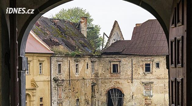 Začala oprava další části barokního dvora v Zákupech, vyjde téměř na čtvrt miliardy
