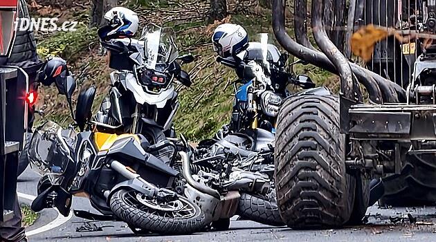 Motorkář nedobrzdil před traktorem. Do Liberce ho transportoval vrtulník
