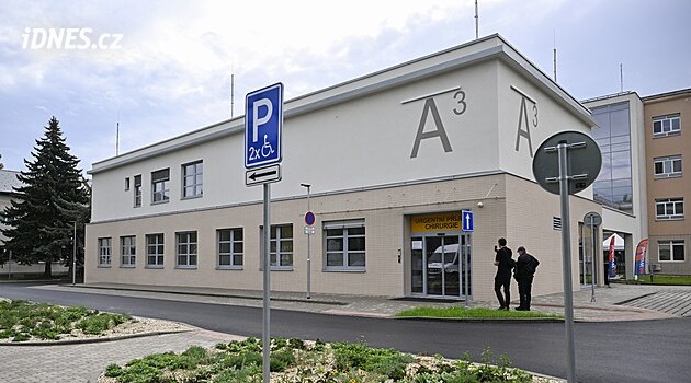 Nemocnice v Kroměříži skončila loni ve ztrátě, bojuje o personál i pacienty. Co se děje?