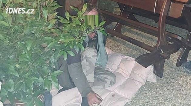 Vnikl na cizí zahradu. Policie chytila nezvaného hosta v Brtnici za noc hned dvakrát