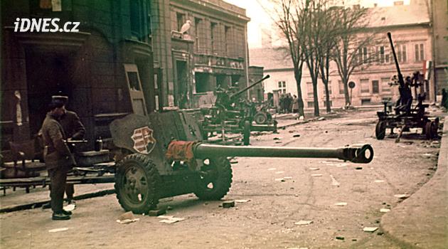 S puškami v ruce proti sovětským tankům. MZV si připomene masakr v Maďarsku z padesátých let