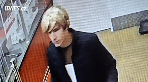 Krádež v hobbymarketu v Jihlavě, zloděj měl na hlavě blond paruku. Máme fotky