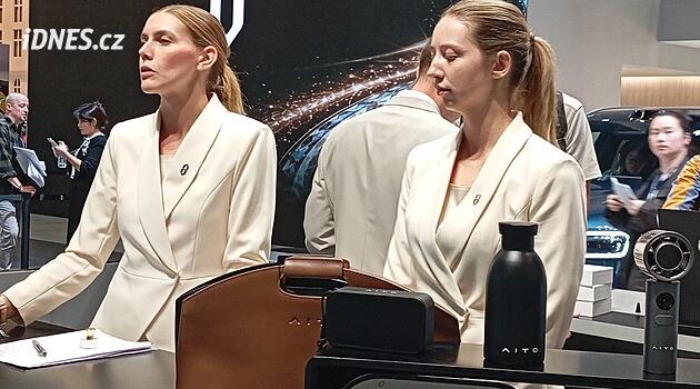 Pařížský autosalon 2026: hostesky, plyšáci i superteniska. Rozlučka z výstaviště