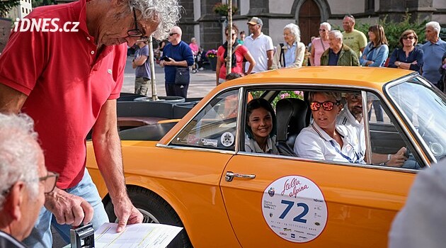 Autodědečci dováděli v alpských vracečkách. Pojďte na start závodu za protěží