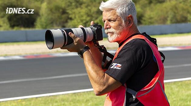Motoristické dovolené Petra Pavla. Český prezident cestuje s foťákem za F1 i do bahna