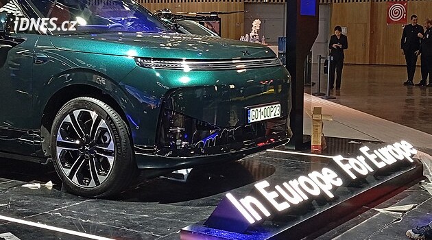 Pařížský autosalon se bude chystat celou noc. Máme první fotky z výstaviště