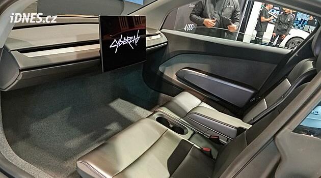 Tesla dovezla na autosalon do Paříže auto bez volantu. Prohlédněte si Cybercab