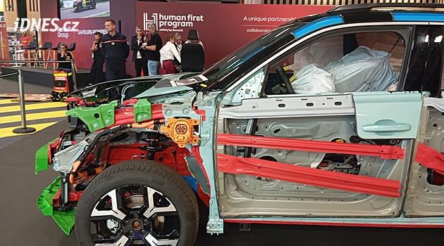 Pod kůži vidíte autům jen na autosalonu. U Renaultu svlékli elektro rozbruskou