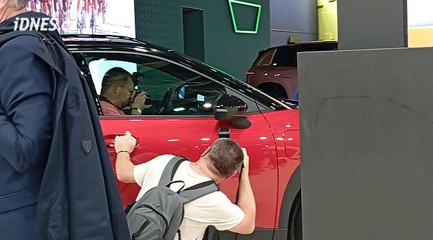 Na autosalonu v Paříži jsme načapali špiony. Šmejdili u Škody a Hyundaie