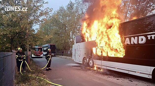 Hasiče na Chodově zaměstnal požár patrového autobusu