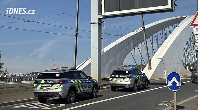 Na oblouku Trojského mostu ležel muž, po příjezdu policie dobrovolně slezl