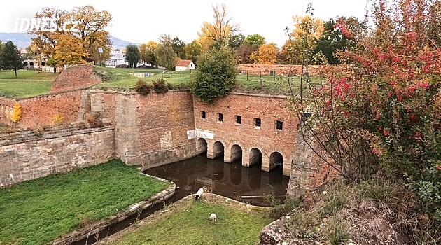 Náročná operace. Stavidly v Terezíně prosakuje voda, před opravou „vysuší“ řeku