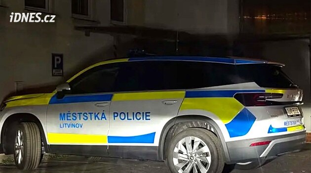 Kuriozita v Litvínově. Strážníci převzali auto s chybným nápisem, nemůže do ulic