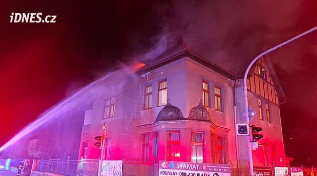 V Šumperku hořelo v ubytovně. Hasiči evakuovali 14 lidí, museli rozebrat střechu