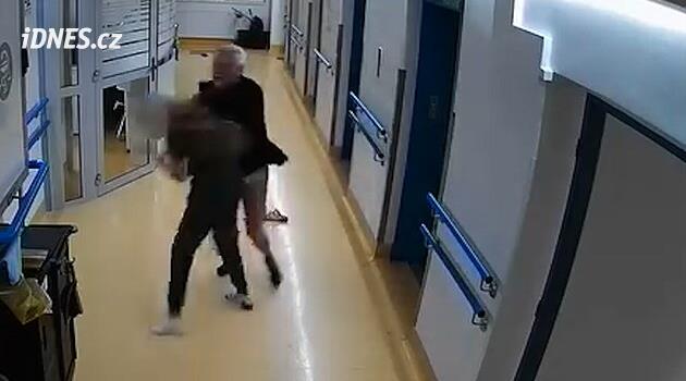 Chtěl močit na chodbě, zasáhla. Opilý Rakušan v Bratislavě brutálně napadl zdravotní sestru