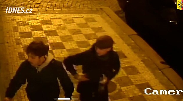 Posprejovali fasádu domu na Letné, dva ale „pracovali“ až příliš blízko instalované kameře