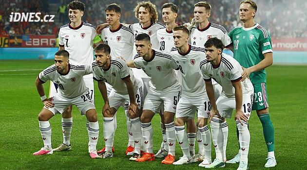 Denia řeší krizi v obraně. Jakou sestavu byste kouči fotbalistů poradili proti Anglii?