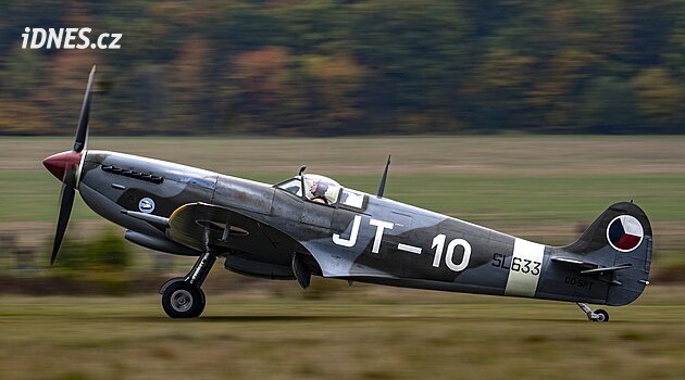 Jak se létá na spitfiru, hurricanu nebo mustangu? Spitfire je hodné éro, říká pilot Vojta