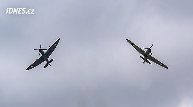 To se jen tak nevidí a neslyší. Nad Točnou se představily legendární stíhačky Spitfire a Hurricane