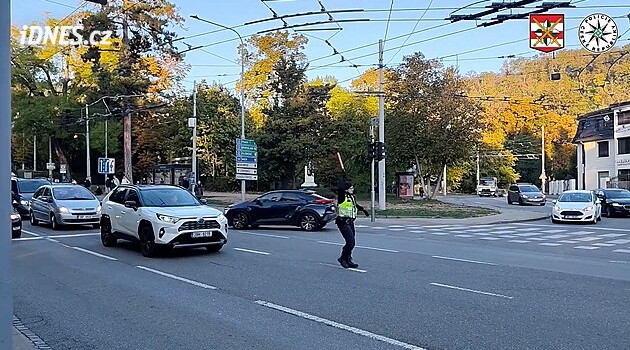 Opravy Pisáreckého tunelu a tunelu Hlinky v Brně: Policisté vypli semafory, dopravu řídili sami