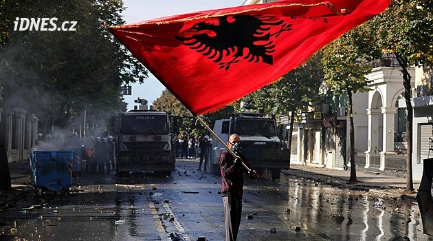 Vřava v Albánii. Tisíce studentů protestovaly před ministerstvem, část se střetla s policií