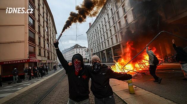 Hořící auta a budovy, slzný plyn i vodní děla. Jak Francii ovládly masivní protesty