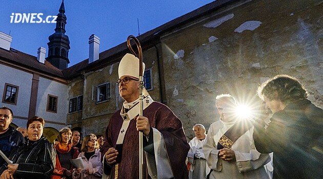 OBRAZEM: Arcibiskup svolal kvůli mravním deliktům kající pouť. Přišly stovky lidí