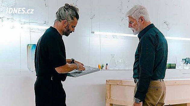 Minimalismus a český lev ze skla. Designér Plecháč navrhl nový prezidentský pult
