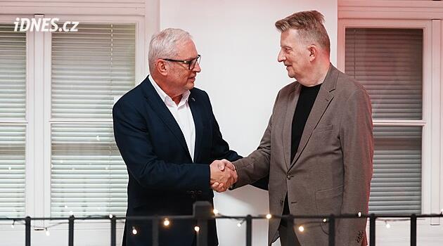 Politik v rodině může znamenat přísnější kontrolu v bance. Co je potřeba oznámit