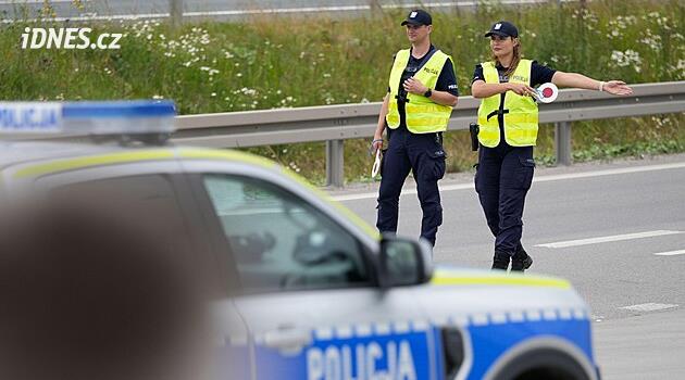 Za varování před policejní hlídkou problikáváním šoféři zaplatili. Natočily je drony