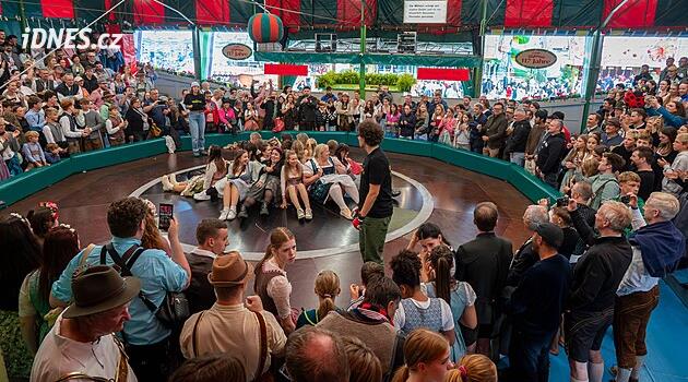Rudé trenýrky jako ochrana před voyeury? Na Oktoberfestu si to opravdu někdo myslí