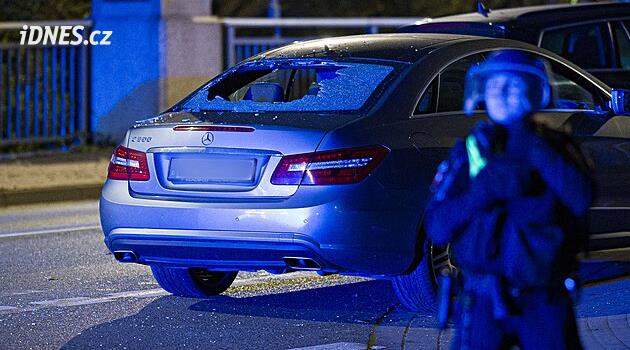 Řidič v Německu najel do skupiny lidí. Policie na auto střílela, útočník jí uprchl