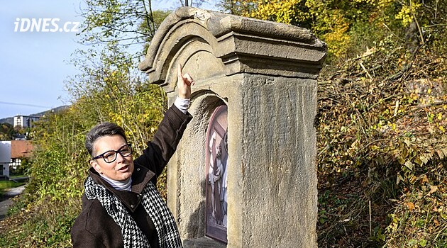 Těžba jako po tornádu. Lesáci ČR poničili křížovou cestu, rozhněvaná starostka žádá nápravu