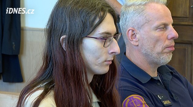 Chtěl zemřít. Za bodnutí expartnera žádá žena podmínku, soud ji pustil z vazby