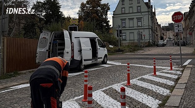 Konec hazardování na kolejích? Jablonec osadil nebezpečný přejezd značkami