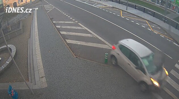 Opilý senior ve Žďáru s autem smetl sloup a naboural do autobusu. Policie ukázala video