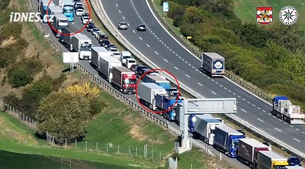 Spěchali a nechtěli čekat. Šoféři kamionů předjížděli kolonu na D1 uličkou pro záchranáře