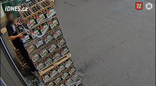 Kradl pivo kvůli sázce, dvakrát spadl a dostal pokutu