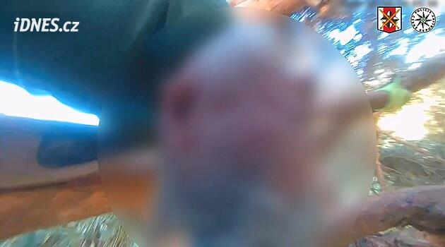 Bolí všechno. Zraněný muž visel na stromě hlavou dolů, policie ukázala jeho záchranu