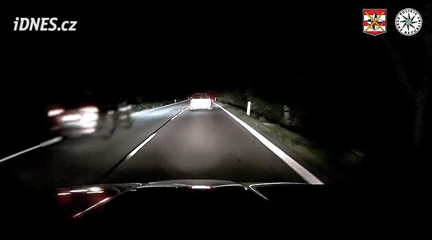 Řidiči na Kyjovsku nebezpečně předjížděli, natočila je kamera policistů. Máme video