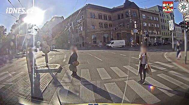 VIDEO: Jen kousek od tragédie. Ženy se sluchátky vběhly před houkající sanitku