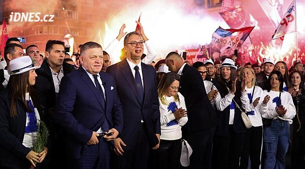 Fico podpořil Vučiče na předvolebním mítinku. Promluvil na něm srbsky