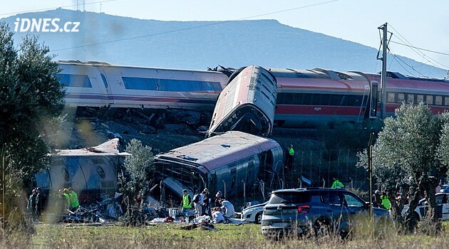 Tragická srážka rychlovlaků v Španělsku: 68 mrtvých. Nehodu způsobila chyba dispečinku