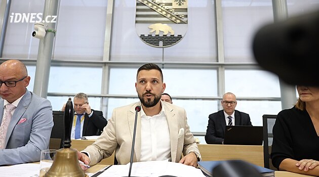 Ticho, pak potlesk. Zástupce AfD se stal poprvé předsedou zemského směnu