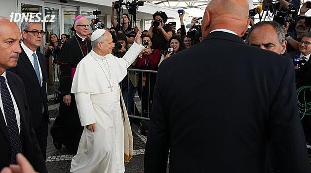 Papež Lev XIV. opustil nemocnici. Zdravil věřící, v neděli přednese modlitbu