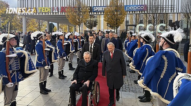 Bývalí prezidenti Zeman a Schuster převzali ocenění za česko-slovenskou vzájemnost. Předával Okamura