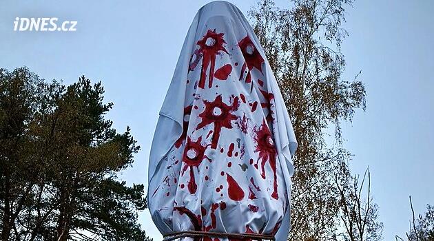 „Patří na smetiště dějin, ne na piedestal.“ Na Slovensku zakryli Koněvovu sochu plátnem