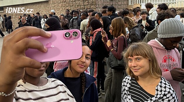 Dojdeme si pro ně. Thunbergová přijela do Francie podpořit bouřící studenty