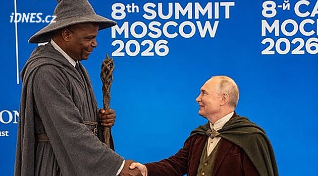 Hobit Putin a mosambický obr. Lidé si utahují z výškového rozdílu prezidentů
