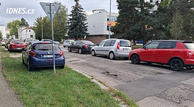 Okolí univerzity v obležení aut, stále víc studentů jezdí do školy vozem